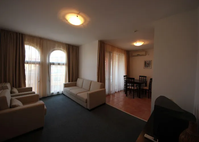 Menada Ravda * 阿赫洛伊