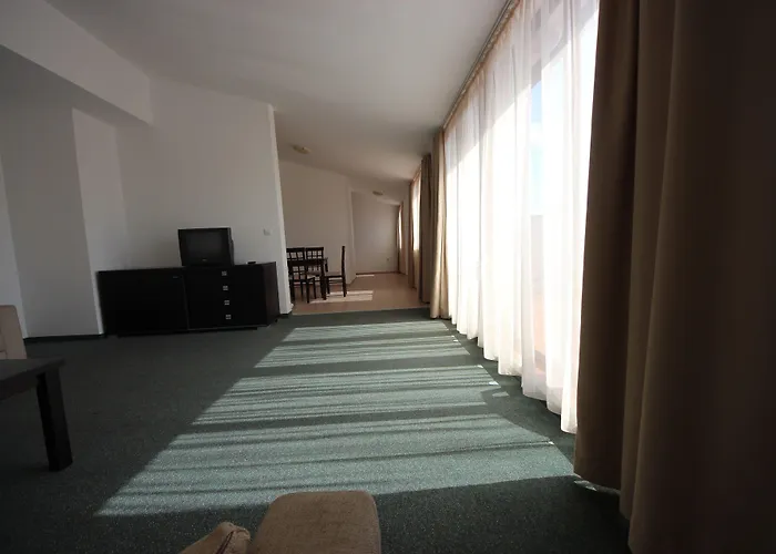 Menada Ravda * 阿赫洛伊